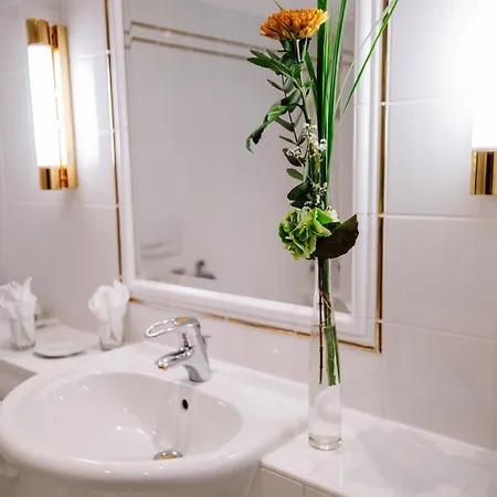 蒙特约拉诺娃酒店 4* 施伦斯